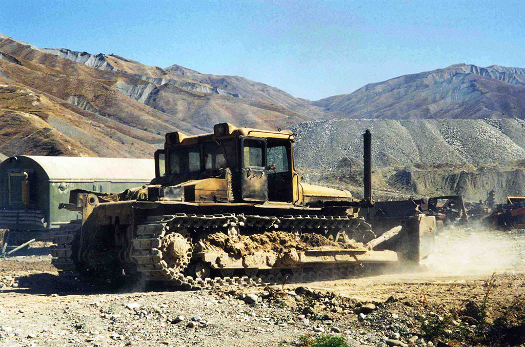Бульдозер ДЭТ-250 в работе